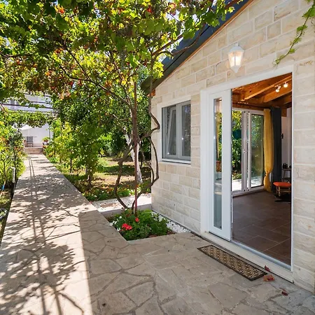 Vakantiehuis House Garden For Two Srima