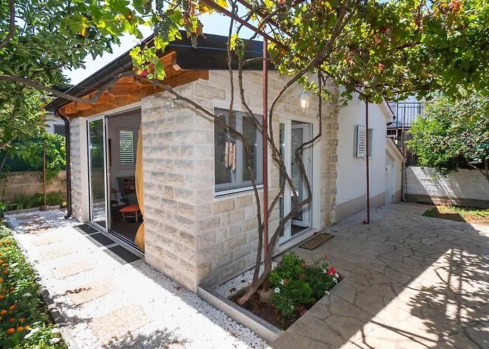 House Garden For Two * Srima