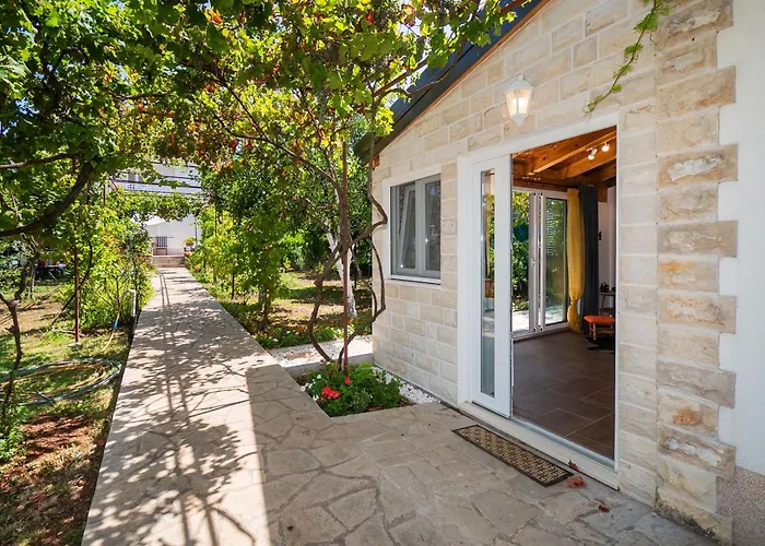 Vakantiehuis House Garden For Two Srima